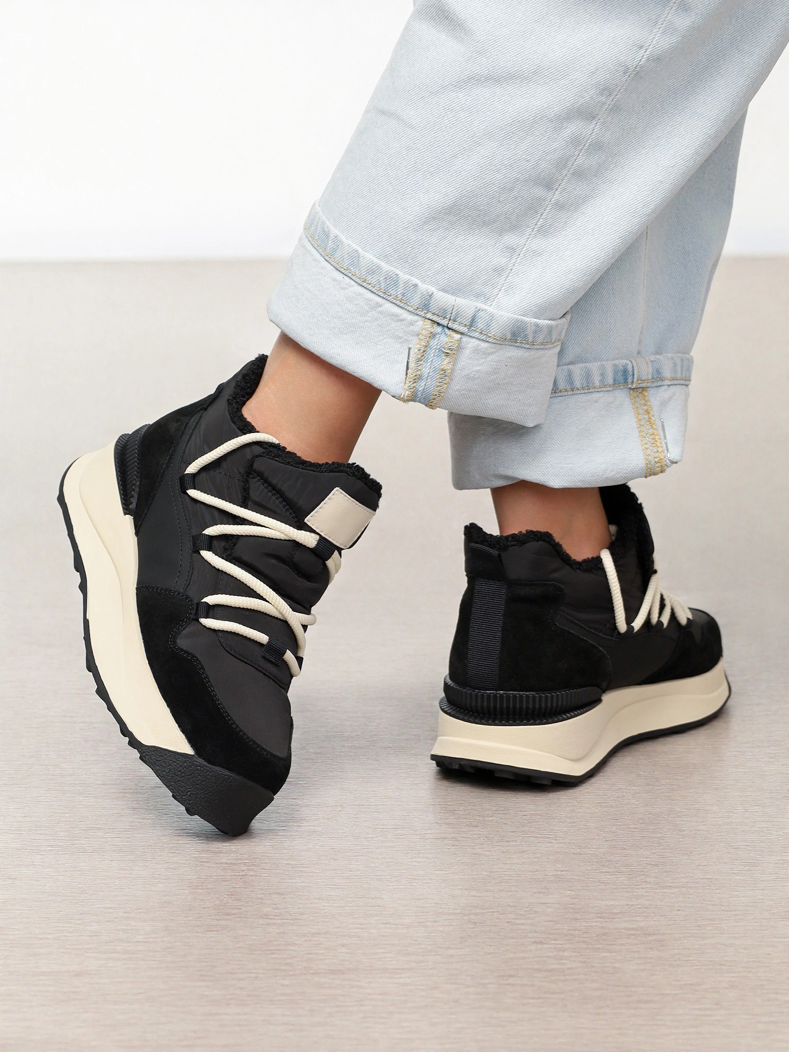 Ботинки комбинированные черного цвета на контрастной средней подошве